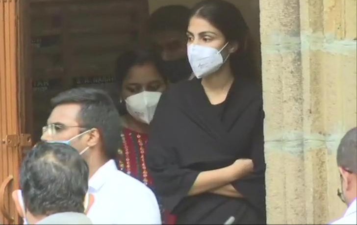 सुशांत सिंह राजपूत केस : ड्रग्स कनेक्शन में NCB अभिनेत्री रिया चक्रवर्ती के कइलस गिरफ्तार, 14 दिन के न्यायिक हिरासत में भेजल गईली।